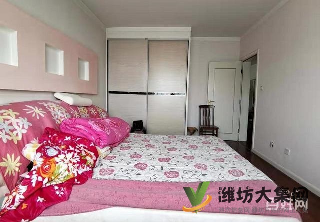 圣荣广场西区电梯房115平三室两厅客厅带大飘窗 带