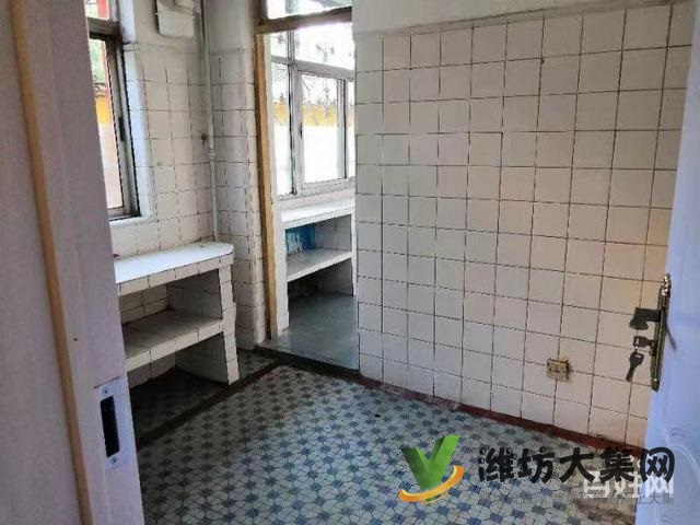 冠华小区1楼带院南开门两室  精装修仅售52万