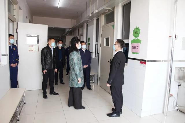 潍坊市副市长李平同志莅临潍坊光正实验学校调研指导初三复学准备工作