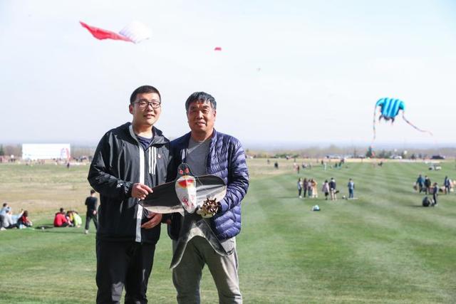 潍坊举行“放飞风筝寄思念”活动