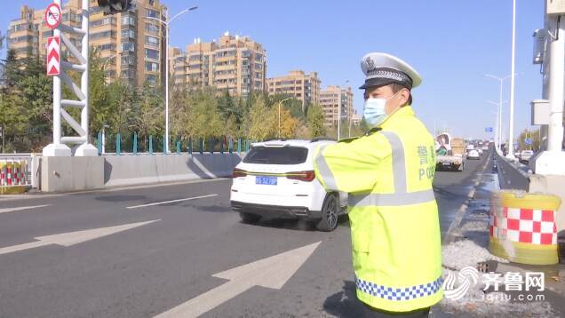 潍坊迎来入冬首场降雪 交警连夜值守保障道路畅通