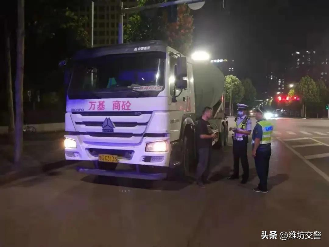 潍坊公安交警开展交通扬尘污染综合治理行动！