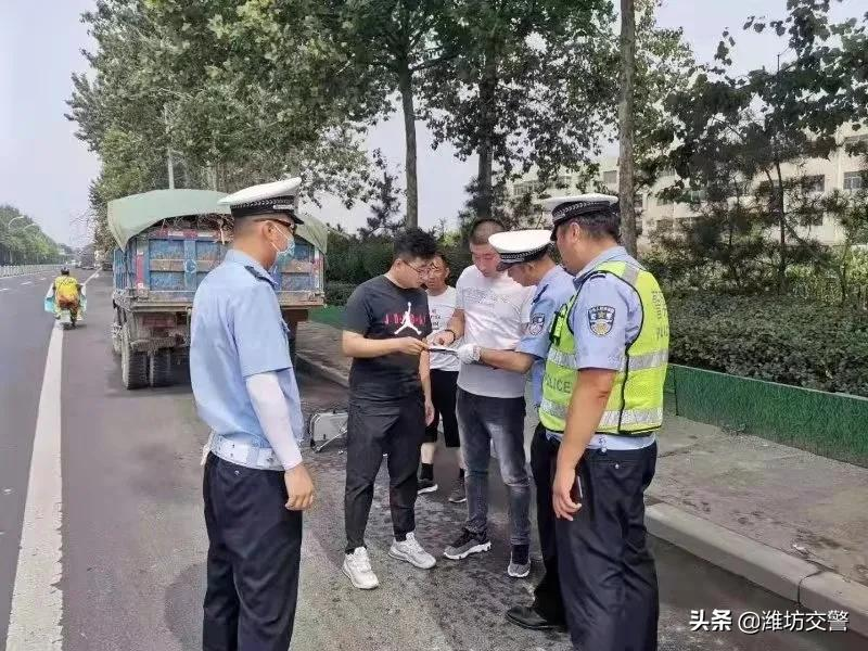 潍坊公安交警开展交通扬尘污染综合治理行动！