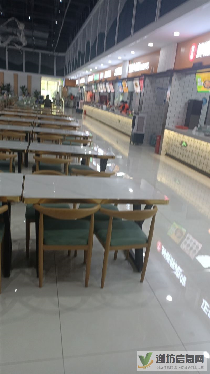 万人理工大学餐厅一楼摊位现成的，